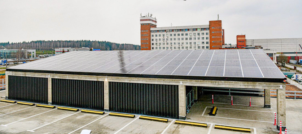 Навес из солнечных панелей в ресторане McDonalds